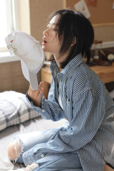 单亲妈妈故意装睡
